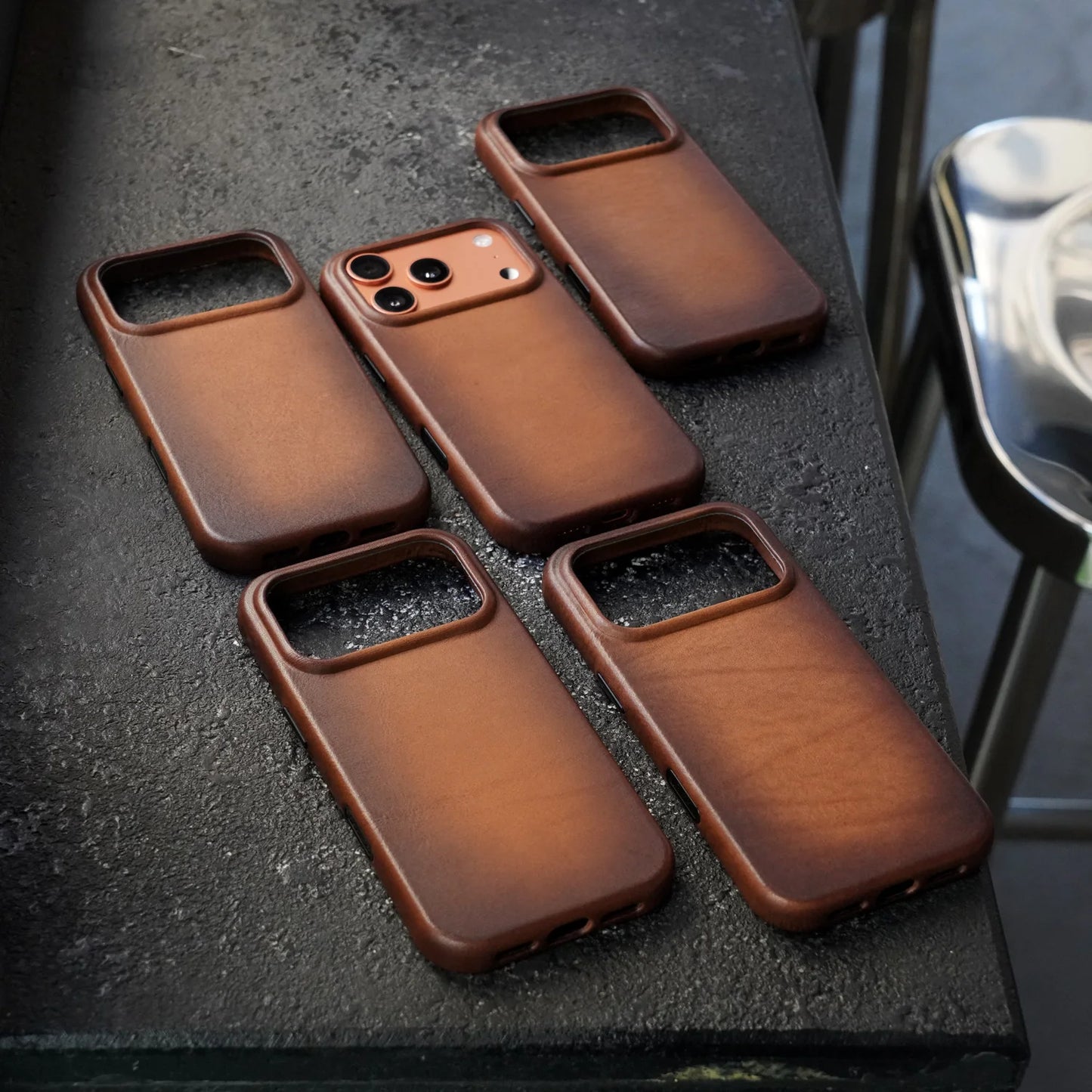Capa de Couro Legítimo Artesanal para iPhone 15, 16 e 17 Pro Max — Magnética | Luxo Retrô