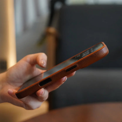 Capa de Couro Legítimo Artesanal para iPhone 15, 16 e 17 Pro Max — Magnética | Luxo Retrô